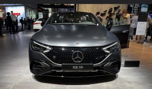 Mercedes EQE 2023 Cái nhìn đầu tiên: Em bé EQS sẽ lớn